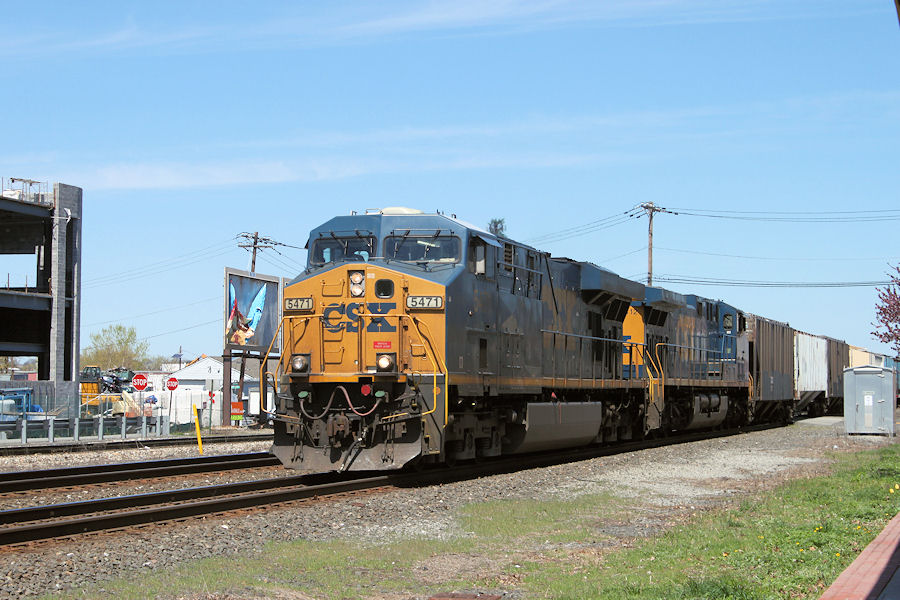 5471 leads southbound K534-20 at Mt Vernon St on a sunny Sunday morning